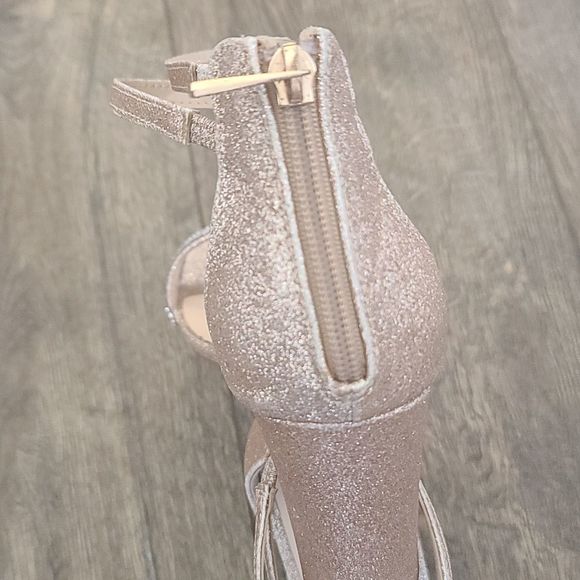 MY DELICIOUS SHOES. - Picture 4 of 9